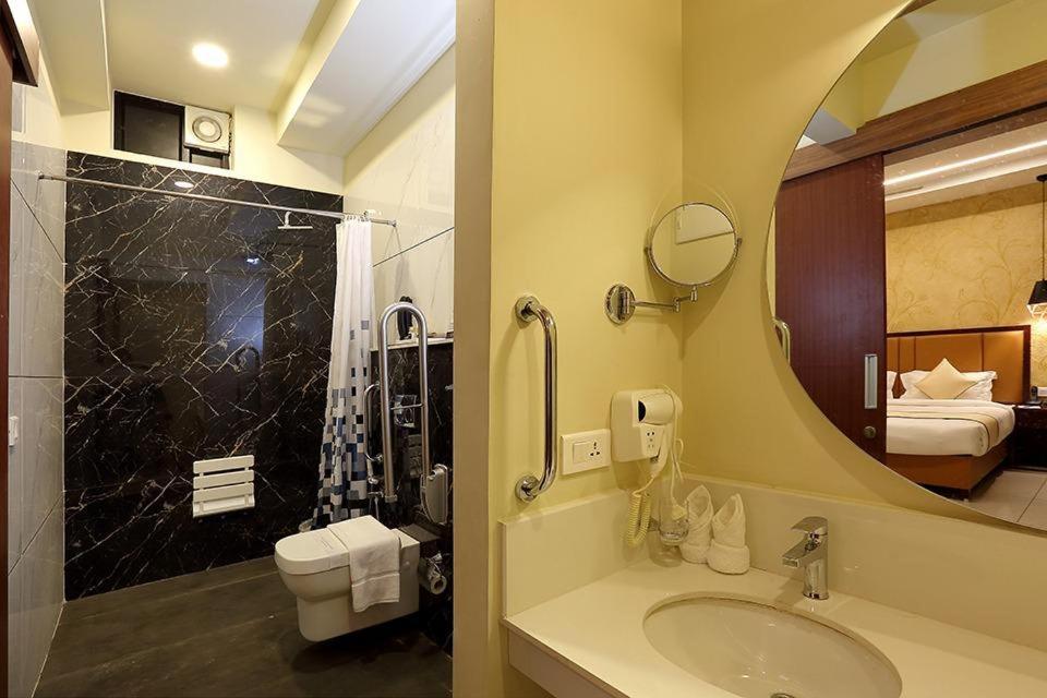 Hotel New York Square 戈德亚姆 外观 照片