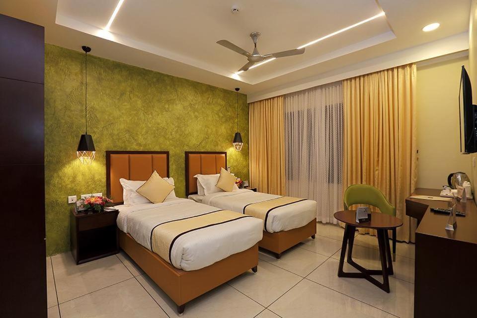 Hotel New York Square 戈德亚姆 外观 照片